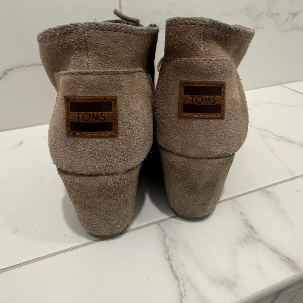 TOMS Womens 9 Suede Wedge Booties Taupe Lace Up Ankle Boots Boho Casual‎ Shoes